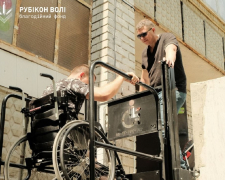 У запорізькій багатоповерхівці встановили підйомник для ветерана, що пересувається на кріслі колісному (фото, відео)