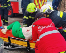 У Запорізькому районі іномарка в’їхала в бетонне огородження: є постраждалі (фото)