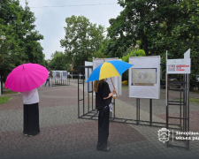 У Запоріжжі відкрилася виставка з плакатами про війну відомого художника та військового з Одеси Ігоря Гусєва