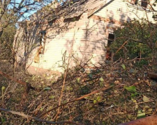 Ворожі обстріли зруйнували будинки у селі Запорізького району - фото