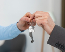 Захисник Маріуполя Олександр Козидуб разом із сім&#039;єю отримав житло завдяки програмі &quot;Вдома&quot; від &quot;Серця Азовсталі&quot;