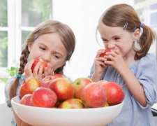 Як привчити дитину їсти менше солодкого