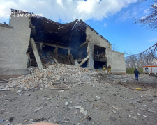 Окупанти вдарили КАБами по Запорізькому району: постраждала жінка, знищено будинок культури (фото)