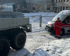 У Запоріжжі "швидка" з пацієнткою застрягла на слизькій дорозі (фото)