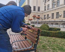 «Тут міг сидіти той, хто віддав за нас своє життя»: в центрі Запоріжжя на лавах встановили пам’ятні таблички (фото, відео)