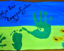 Запорізькі волонтери відправили бійцям дитячий малюнок з відтисками ніжки та ручки Маріка