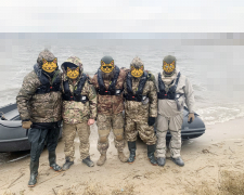 Захист на воді - Метінвест передав морським піхотинцям 500 рятувальних жилетів