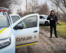 Запорізький поліцейський вистежує ворожі дрони під час евакуації у Юрківці