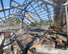 Вдарили по будинках з артилерії - у Запорізькій області під час ворожого обстрілу поранення отримала літня жінка (фото)