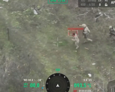 Бійці ГУР ведуть полоненого окупанта, якого захопили на Запорізькому напрямку