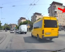Вручили постанову &quot;герою&quot; з відео - у Запоріжжі патрульні відшукали маршрутника, який порушив правила