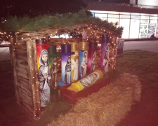 У центрі Запоріжжя з'явився Різдвяний вертеп воєнного часу - фото