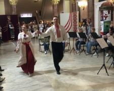 Незвичайний показ - у Запоріжжі в театрі відзначили День вишиванки святковим дефіле (фото)