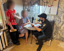 За крок від смерті - у Запоріжжі врятували підлітків, які залізли на вантажний вагон (фото)