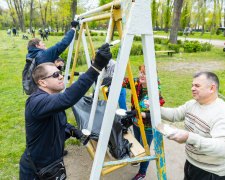 У Запоріжжі ветерани Метінвесту провели толоку в «Дубовому гаю», поєднавши благоустрій парку з підтримкою та реінтеграцією.