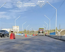  Асфальтують останню смугу — у Запоріжжі продовжується оновлення Аркового мосту (фото)