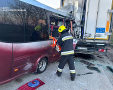 Смертельна ДТП на трасі Запоріжжя-Дніпро: внаслідок зіткнення пасажирського мікроавтобусу з фурою загинула жінка (фото)