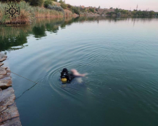 Стрибнув зі скелі та зник: у ставку під Запоріжжям потонув хлопець