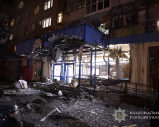 Скерували дрон у багатоповерхівку - в Запоріжжі ворожий безпілотник поцілив по супермаркету, є поранені (фото, відео)