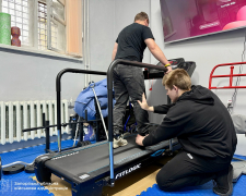 Встати на ноги знову: у Запоріжжі ветерани проходять реабілітацію разом з лікарем, який сам пережив поранення (відео)