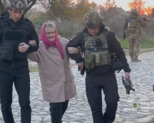 На Запоріжжі правоохоронці разом із волонтерами на світанку евакуювали сімох людей із небезпечних сіл, де постійно тривають обстріли