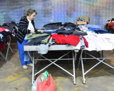 Переселенцям, які знайшли прихисток у Запоріжжі, безкоштовно видають теплий одяг і взуття — фото