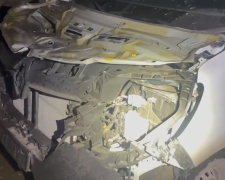 Витягали підбите авто у темряві — на Запоріжжі поліцейські провели ризиковану операцію під носом у ворога (відео)