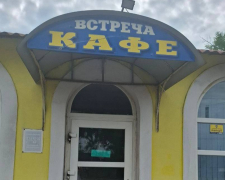 Не звертали уваги на закон - у Запоріжжі власників кафе на зупинці позбавили незаконних вивісок (фото, відео)