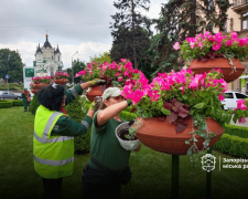 У Запоріжжі центральний проспект перетворюють на квітучу оазу (фото)