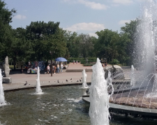 Релакс біля фонтану: як виглядає запорізький вернісаж в середині літа (фото)
