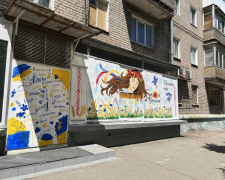 У Запоріжжі на місці розбитої вітрини магазину з&#039;явився дитячий малюнок - фото