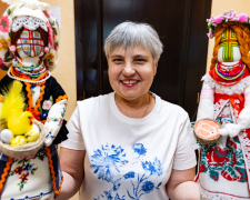Творчість, що рятує: як фахівчиня Запоріжсталі створює ляльки-мотанки у вишиванках
