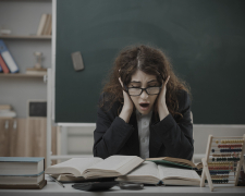 На Запоріжжі окупанти змушують дітей міняти українські книжки на російські “патриотичні” розамальовки