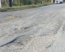 В Запорожье ремонтируют дорогу, которую разбили большегрузы
