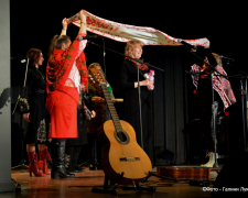 Запорізька берегиня музики співами зібрала з друзями майже 35 тисяч гривень для госпіталю - фото