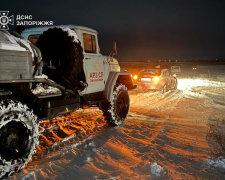 У снігу застрягли автівки та швидкі — на Запоріжжі рятувальники витягли десятки машин (фото)
