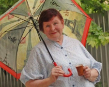 Цікаві факти про Запоріжжя відомий гід розповідає волонтерам під парасолькою