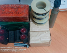 Ніс повний рюкзак боєприпасів - у Запоріжжі чоловік намагався ввезти зброю через блокпост (фото)