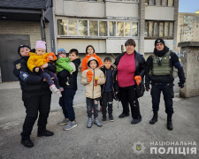 Навчилися відрізняти «виходи» від «приходів» - поліцейські евакуювали з Приморського дві багатодітні родини (відео)