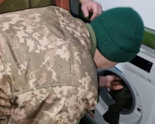Запорізькі волонтери створили мобільну пральню для військових - фото