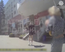 Їхали з сиреною - у Запоріжжі родину з дитиною терміново доправили до лікарні (відео)