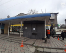 У Запоріжжі примусово прибрали незаконний кіоск на зупинці в Заводському районі