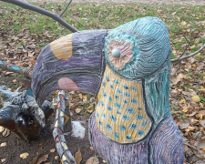 Казковий какаду, метелик і черепаха - запоріжець створив біля зупинки незвичайну зону (фото)