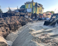 Внаслідок ракетного удару по Вільнянську постраждали водогін та дорога (фото)