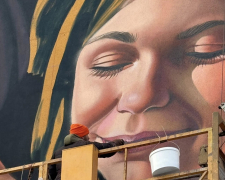 У Запоріжжі на гуртожитку університету, пошкодженому шахедом, завершили створення муралу (фото)