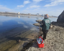 Екологи беруть проби води з річки Дніпро для аналізу на забруднення