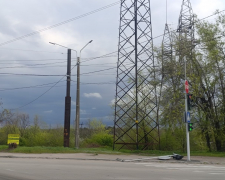 Негода у Запоріжжі 26 квітня повалила дорожний знак. Фото: Антоніна Фролова