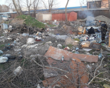 Мешканці Запоріжжя поскаржилися на велике сміттєзвалище, яке утворилося поміж гаражів - фото