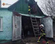 Намагався самостійно загасити вогонь та отримав травму голови – у Запоріжжі сталася пожежа