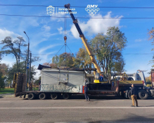 Прибирають зайве – у Запоріжжі демонтували занедбану зупинку та рекламу російською (фото, відео)